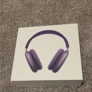Apple AirPod max in purple
